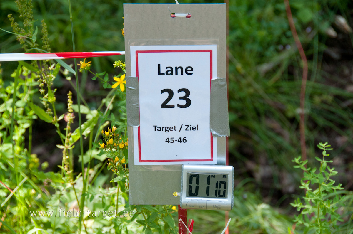 A clear sign at the firing line shall indicate kneeling or standing lanes.
